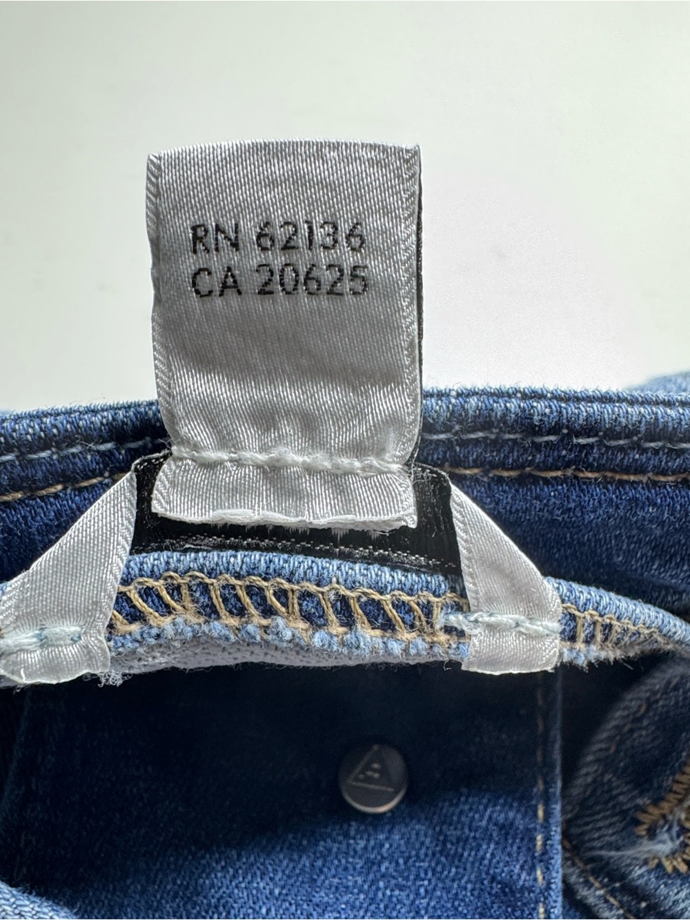 GUESS Los Angeles Denim Button-Front Jumpsuit Blue Stretch Jean One Piece - Picture 6 of 9